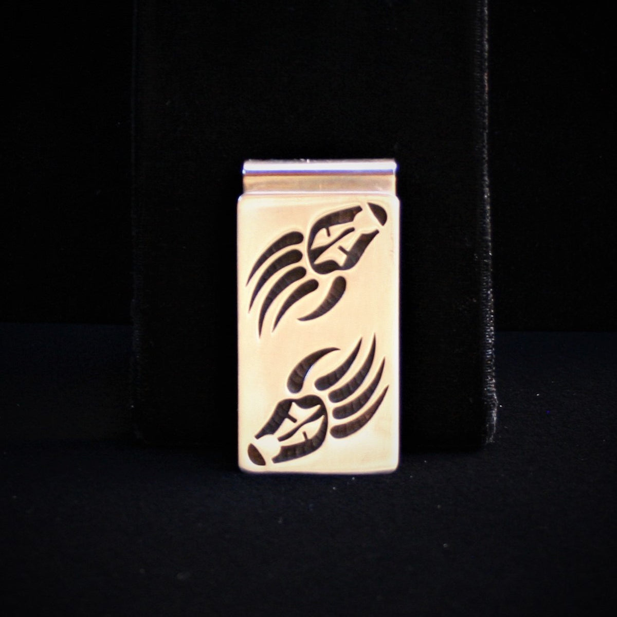 小物 Hopi Alde Qumyintewa Money Clip Hopi Bear Paw with Prayer Feathers Money Clip 2″ Matte